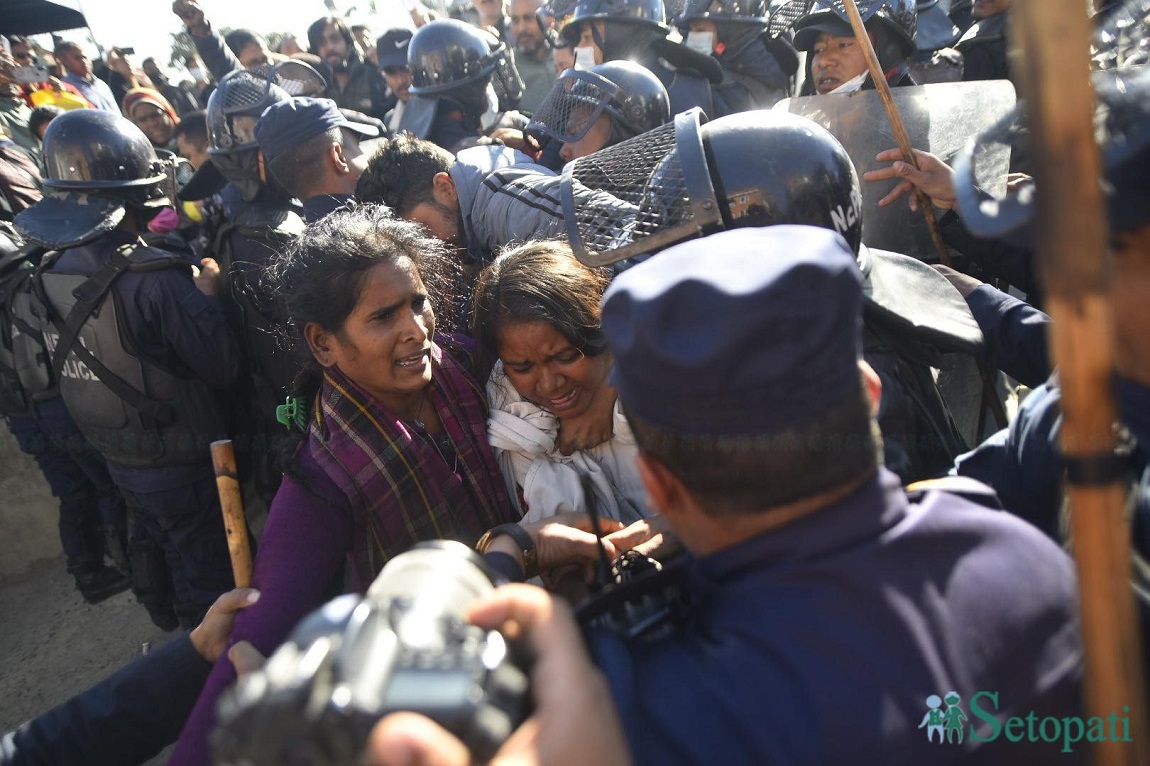निर्मला कुर्मीलाई न्यायको माग गर्दै आन्दोलनरत रूबी खानसहितका अधिकारकर्मी पक्राउ परेका छन्। सोमबार माइतीघरबाट र्‍यालीसहित अगाडि बढिरहेको बेला प्रहरीले खानसहितका अभियन्ताहरूलाई पक्राउ गरेको हो। तस्बिर: निशा भण्डारी
