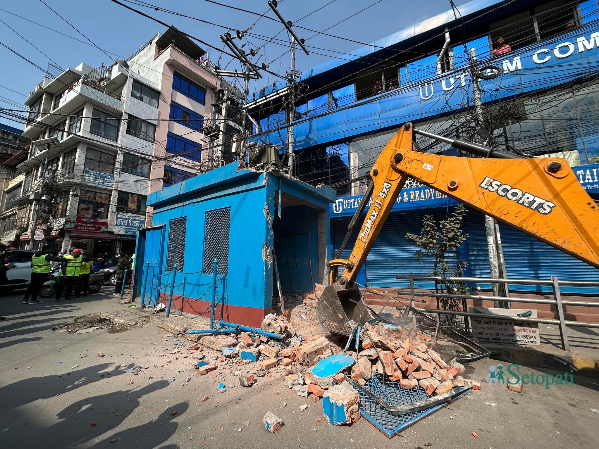 काठमाडौं महानगरपालिकाले मैतीदेवी चोकमा रहेको प्रहरी बिट भत्काएको छ। सडक अतिक्रमण गरी बनाइएको संरचना हटाउने महानगरको अभियान अन्तर्गत मंगलबार मैतीदेवी चोकमा रहेको प्रहरी बिट नगर प्रहरीले प्रहरीकै सहकार्यमा हटाएको हो। तस्बिर: नवीनबाबु गुरूङ