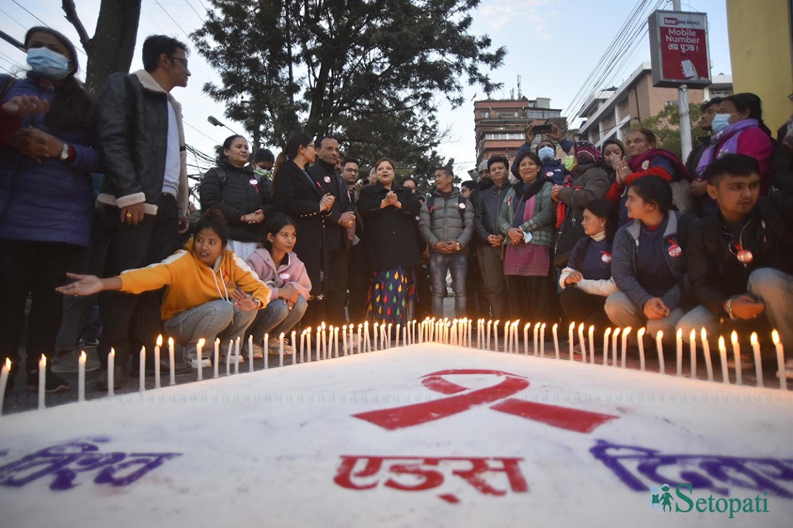 ३५ औं विश्व एड्स दिवसको अवसरमा काठमाडौंको माइतीघरमा डब्लुएचओको आयोजनमा भएको दीप प्रज्वलनमा सहभागीहरू। तस्बिर: निशा भण्डारी/सेतोपाटी