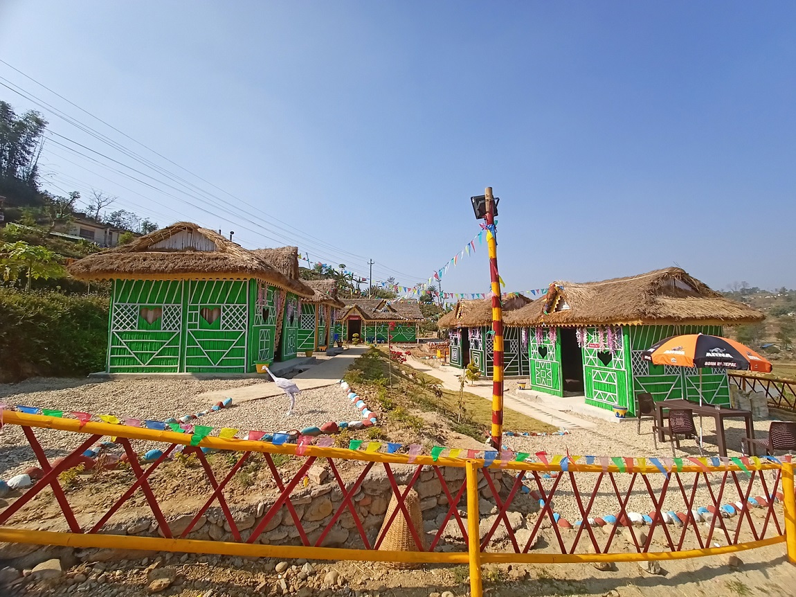 सिन्धुलीको कमलामाई नगरपालिका–४ मल्लगाउँमा हालैमात्र सञ्चालनमा आएको बुलबुले कटेज। स्थानीय स्रोतसाधन (बाँस र फुस) को प्रयोग गरी बनाइएका कलात्मक संरचना र यहाँको रमणीय वातावरणले सबैलाई मोहित बनाउँछ। तस्बिर: राधिका बुढाथोकी/रासस
