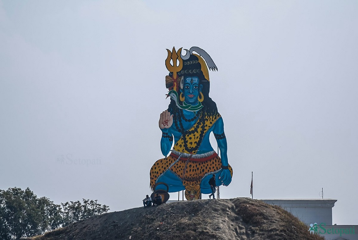 काठमाडौंको टुँडिखेलमा नेपाली सेनाले बनाएको भगवान शिवको प्रतिमा। शिवरात्रिको अवसरमा पर्ने सेना दिवस मनाउन सेनाले उक्त प्रतिमा बनाएको हो। सेनाले २६० औं सेना दिवस मनाउँदै छ। तस्वीर: नवीनबाबु गुरूङ/सेतोपाटी
