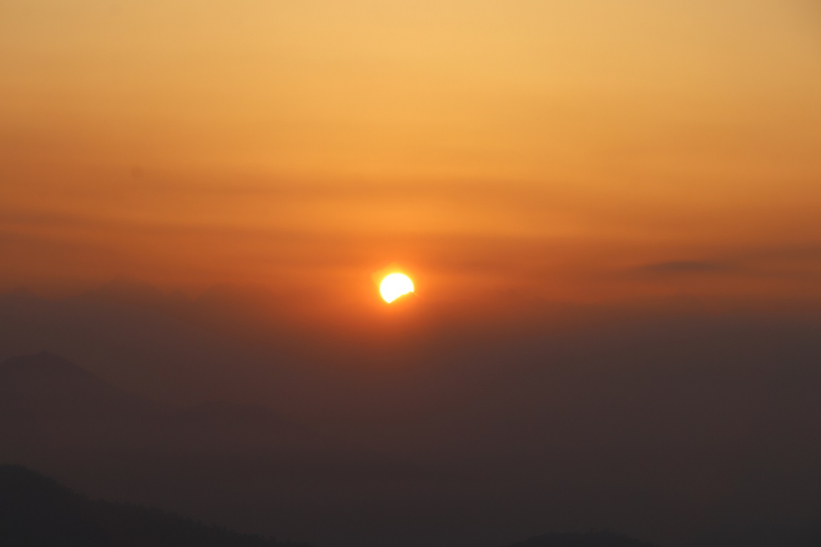 शिवपुरी नागार्जुन राष्ट्रिय निकुञ्जसँग जोडिएको पर्यटकीयस्थल चिसापानीबाट देखिएको सूर्योदय । तस्बिर: हरिराम भेटुवाल/ रासस