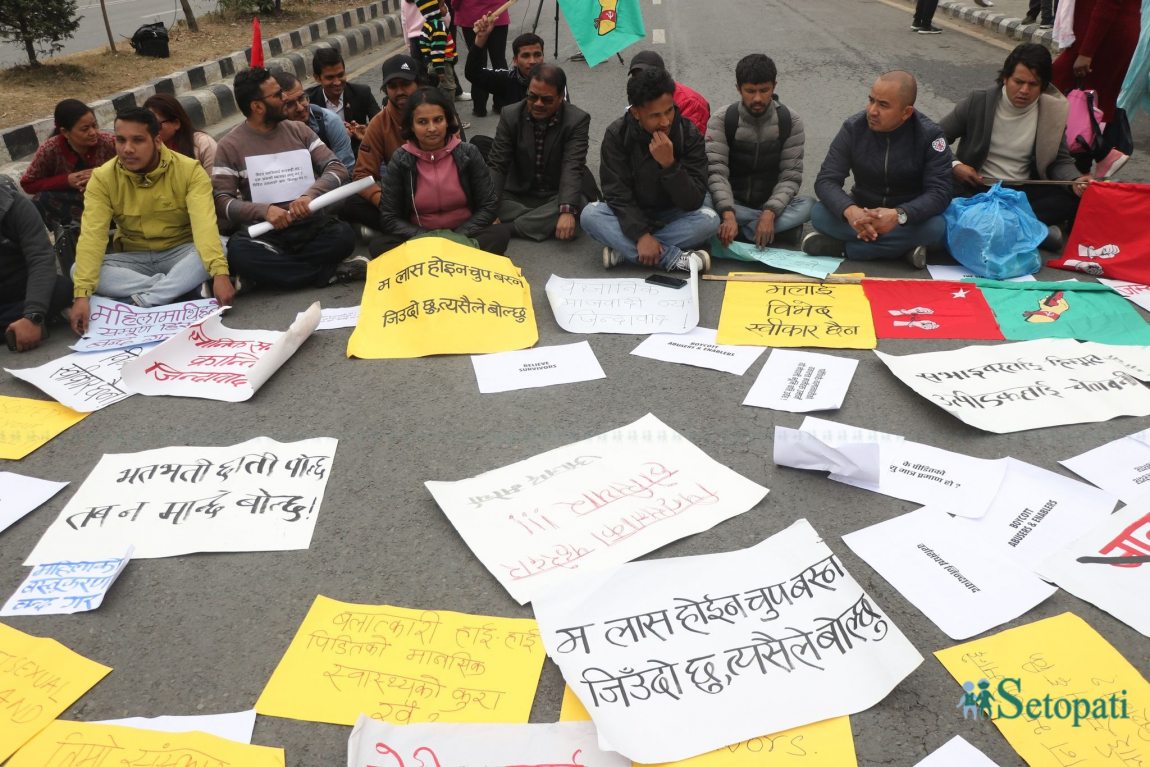 दाङको बंगलाचुली गाउँपालिका–३ का महिला जंगलबाट घाँसको भारी बोकेर घर फर्किंदै। आज त नारी दिवस हो नि? भन्ने प्रश्नमा आफूहरूलाई कुनै दिवसले नछोएको  उनीहरू बताउँछन्। तस्बिर: रञ्जिता अधिकारी/रासस