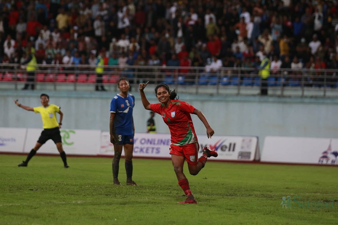 काठमाडौंको रंगशालामा जारी साफ महिला फुटबल च्यापियनसिपमा नेपालविरूद्ध गोल गरेपछि रमाउँदै बंगलादेशी खेलाडी। तस्बिर: नवीनबाबु गुरूङ/सेतोपाटी