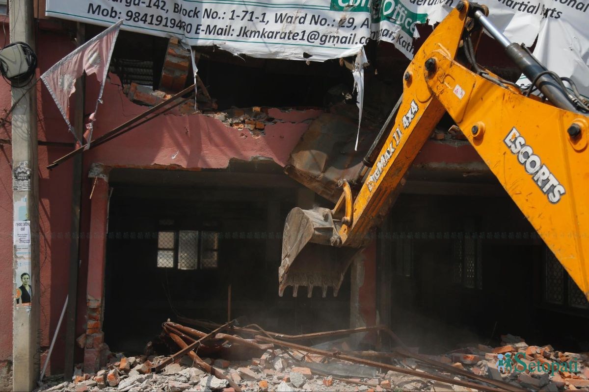 काठमाडौंको अनामनगरस्थित एक भवनमा सोमबार काठमाडौं महानगरले डोजर चलाएको छ। तस्बिर: नवीनबाबु गुरूङ/सेतोपाटी