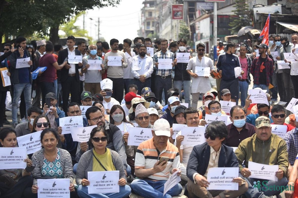 काठमाडौंको टुँडिखेलमा साकेला नाच्न सांस्कृतिक पहिरनमा सजिएका युवतीहरू: तस्बिर: नवीनबाबु गुरूङ/सेतोपाटी