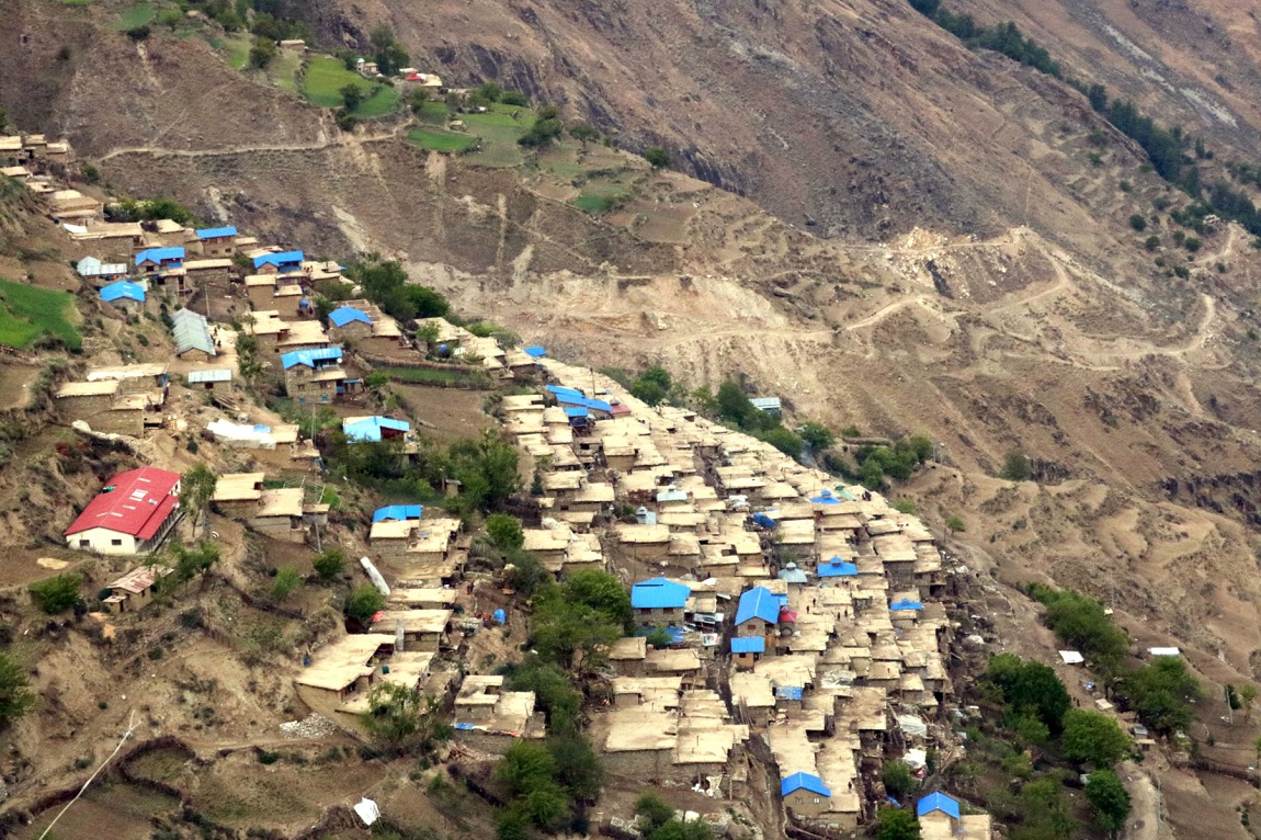 तनहुँको व्यास नगरपालिका–६ छबिसेमा चैते धान गोड्दै महिलाहरू। चैतमा धान रोपेका कृषक यतिबेला धान गोड्न व्यस्त छन्। तस्बिर: कृष्ण न्यौपाने/रासस