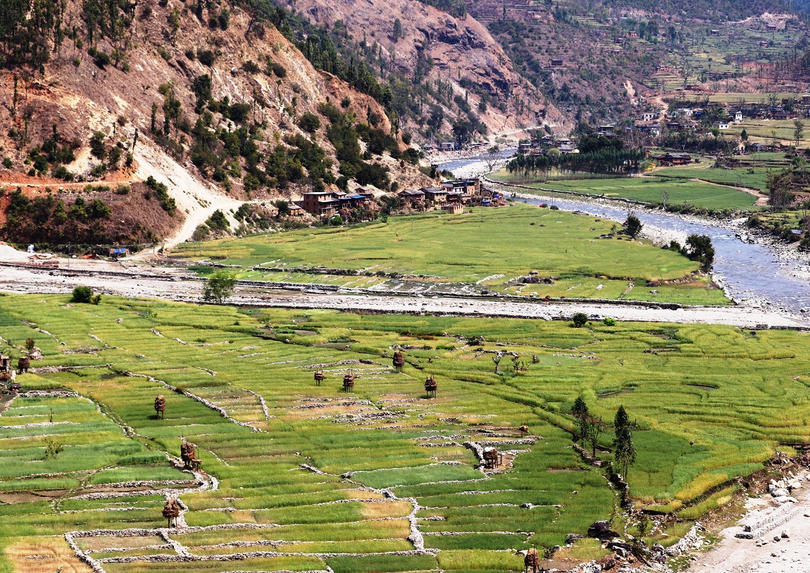 चक्रपथको कोटेश्वर-कलंकी खण्डको कलंकीदेखि सानेपासम्मको सडकको बायाँ सर्भिस लेन भत्काइएको छ। सडक डिभिजन काठमाडौं प्रमुख नारायणप्रसाद निहुरेले सर्भिस लेनमा समस्या देखिन थालेपछि पुनर्निर्माणका लागि भत्काउनु परेको बताए। तस्बिर: नविनबाबु गुरूङ