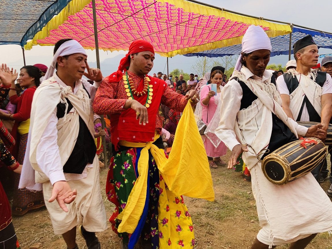 तनहुँको व्यास नगरपालिका–६ छबिसेमा चैते धान गोड्दै महिलाहरू। चैतमा धान रोपेका कृषक यतिबेला धान गोड्न व्यस्त छन्। तस्बिर: कृष्ण न्यौपाने/रासस