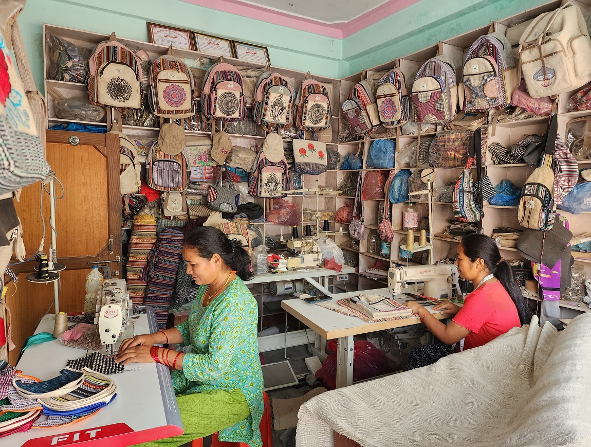 तनहुँको व्यास नगरपालिका–६ छबिसेमा चैते धान गोड्दै महिलाहरू। चैतमा धान रोपेका कृषक यतिबेला धान गोड्न व्यस्त छन्। तस्बिर: कृष्ण न्यौपाने/रासस