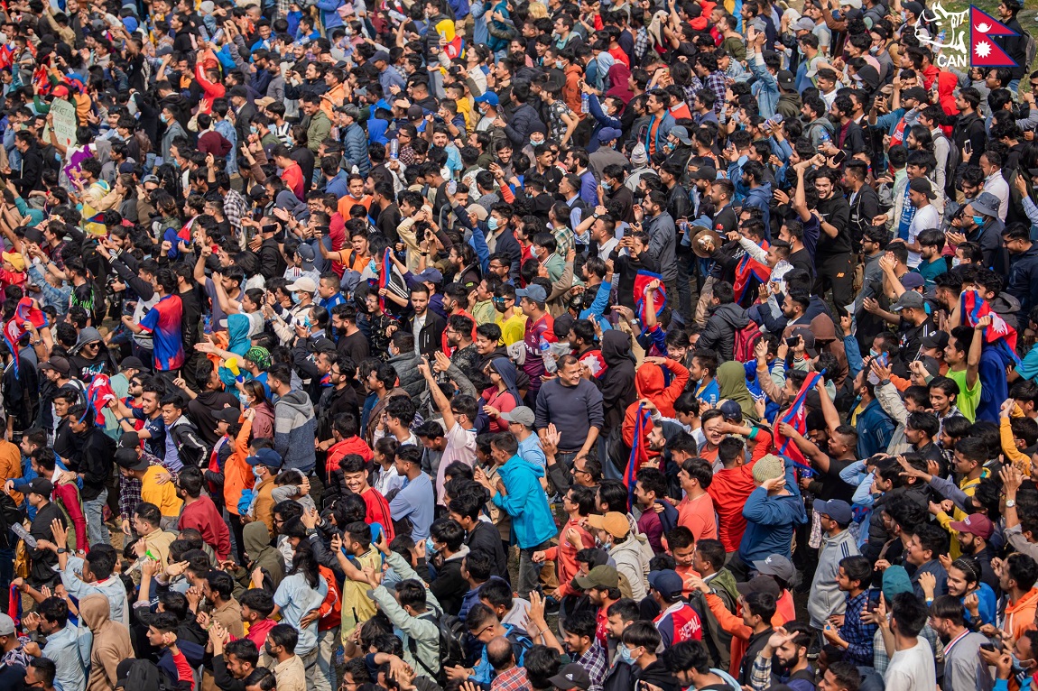 काठमाडौँको बौद्ध स्तुपा परिसरमा परेवालाई आहारा दिँदै एक महिला।  तस्बिर: नवीनबाबु गुरुङ/सेतोपाटी
