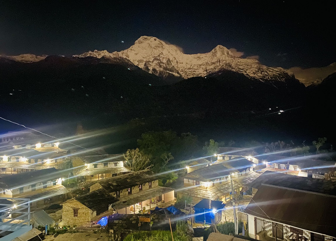 कास्कीको अन्नपूर्ण गाउँपालिका-११ स्थित पर्यटकीय गाउँ घान्द्रुकबाट देखिएको अन्नपूर्ण हिमशृङ्खलाको रात्रिकालीन दृश्य। तस्बिरः रामबहादुर थापा/रासस