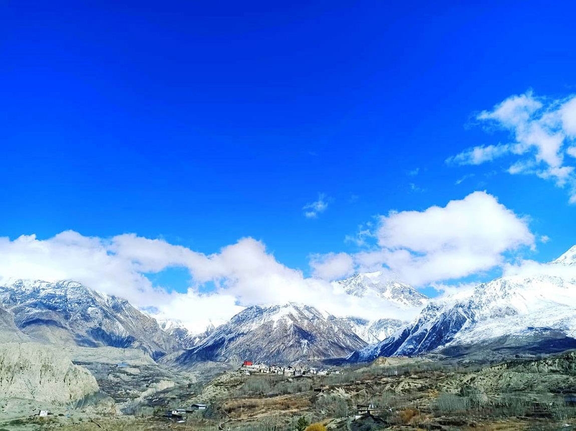 चक्रपथको कोटेश्वर-कलंकी खण्डको कलंकीदेखि सानेपासम्मको सडकको बायाँ सर्भिस लेन भत्काइएको छ। सडक डिभिजन काठमाडौं प्रमुख नारायणप्रसाद निहुरेले सर्भिस लेनमा समस्या देखिन थालेपछि पुनर्निर्माणका लागि भत्काउनु परेको बताए। तस्बिर: नविनबाबु गुरूङ