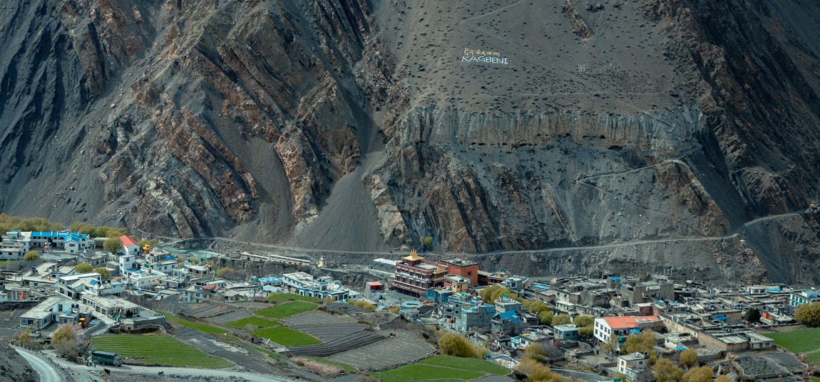 चक्रपथको कोटेश्वर-कलंकी खण्डको कलंकीदेखि सानेपासम्मको सडकको बायाँ सर्भिस लेन भत्काइएको छ। सडक डिभिजन काठमाडौं प्रमुख नारायणप्रसाद निहुरेले सर्भिस लेनमा समस्या देखिन थालेपछि पुनर्निर्माणका लागि भत्काउनु परेको बताए। तस्बिर: नविनबाबु गुरूङ