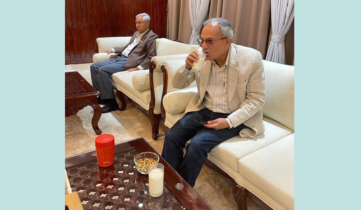 प्रधानमन्त्री निवास बालुवाटारमा बसेको सत्ता गठबन्धनको बैठकको क्रममा भुटेको मकै र मोही खाँदै पूर्वप्रधानमन्त्री एवं नेपाल समाजवादी पार्टीका अध्यक्ष बाबुराम भट्टराई। तस्बिर सौजन्य: बाबुराम भट्टराई