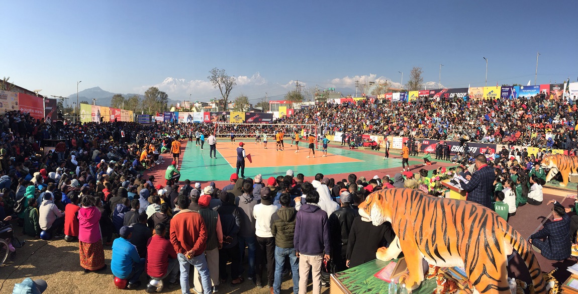 महेन्द्रनगरस्थित कबर्डहलको खेलमैदानमा शनिबारदेखि सुरू भएको कञ्चनपुर क्रिकेट मेलाको ब्याटिङ गरेर उद्घाटन गर्दै सुदूरपश्चिम प्रदेशका मुख्यमन्त्री राजेन्द्रसिंह रावल। तस्बिर: महादेव अवस्थी, रासस