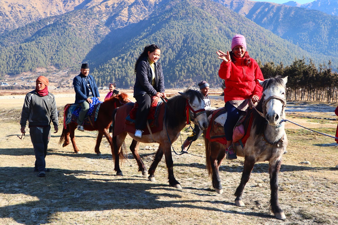 दाङको बंगलाचुली गाउँपालिका–३ का महिला जंगलबाट घाँसको भारी बोकेर घर फर्किंदै। आज त नारी दिवस हो नि? भन्ने प्रश्नमा आफूहरूलाई कुनै दिवसले नछोएको  उनीहरू बताउँछन्। तस्बिर: रञ्जिता अधिकारी/रासस