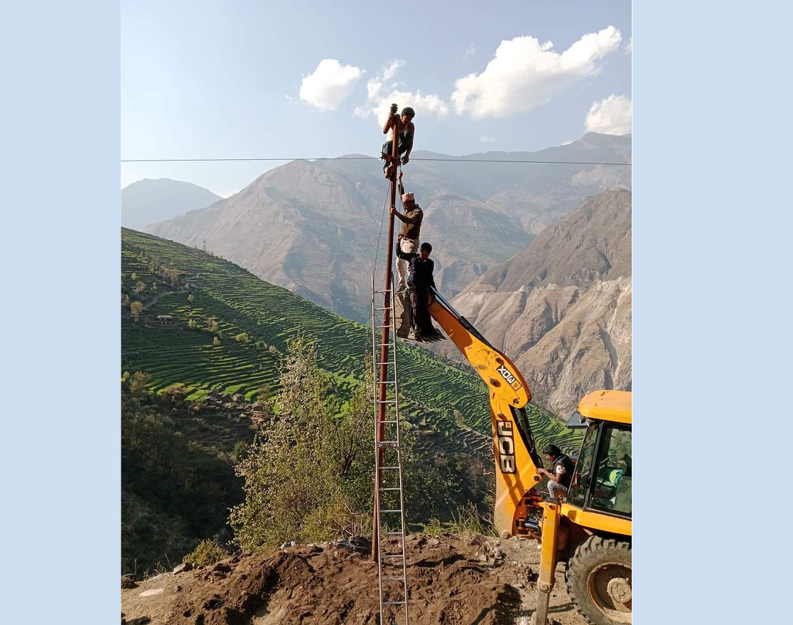 दाङको बंगलाचुली गाउँपालिका–३ का महिला जंगलबाट घाँसको भारी बोकेर घर फर्किंदै। आज त नारी दिवस हो नि? भन्ने प्रश्नमा आफूहरूलाई कुनै दिवसले नछोएको  उनीहरू बताउँछन्। तस्बिर: रञ्जिता अधिकारी/रासस