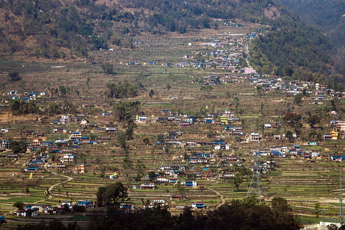 कपिलवस्तुको रमणिय जगदिशपुर ताल नजिकैको जगदिशपुर गाउँमा सञ्चालित थारु सामुदायिक होमस्टेका सञ्चालकहरु आफ्नो जातीय पहिरनमा। पाँच वर्ष अगाडिदेखि सञ्चालित जगदिशपुर जलाशय थारु सामुदायिक होमस्टेका १३ घरमा पाहुना राखिन्छ। यहाँ एकै पटक २७ जना बास बस्न सक्छन्। सामुदायिक होमस्टेका अध्यक्ष अनिल चौधरीकाअनुसार अट्याच बाथरुमसहित डबल बेड भएको कोठाको चार सय रुपैयाँ पर्छ भने सादा खानाको एक सय पचास रुपैयाँ। तस्बिरः सेतोपाटी