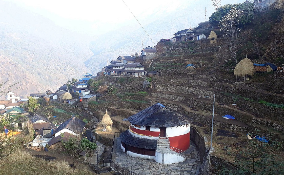 क्व्होलासोथोंर गाउँपालिका–४ पर्यटकीय गाउँ भुजुङमा अवस्थित परम्परागत घुमाउने घर। तस्बिरः जनक श्रेष्ठ/रासस