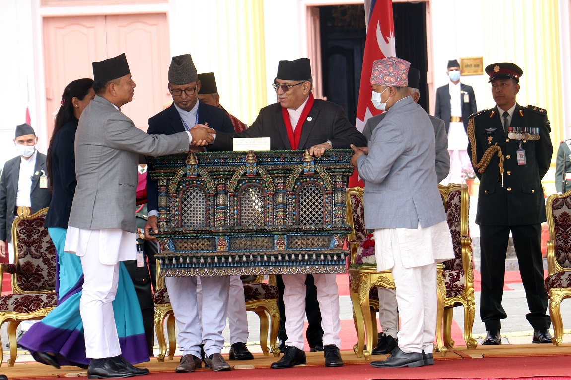 उपराष्ट्रपति नन्दबहादुर पुनको बिदाई गर्दै प्रधानमन्त्री पुष्पकमल दाहाल प्रचण्ड। तस्बिर:  नवीन पौडेल/रासस