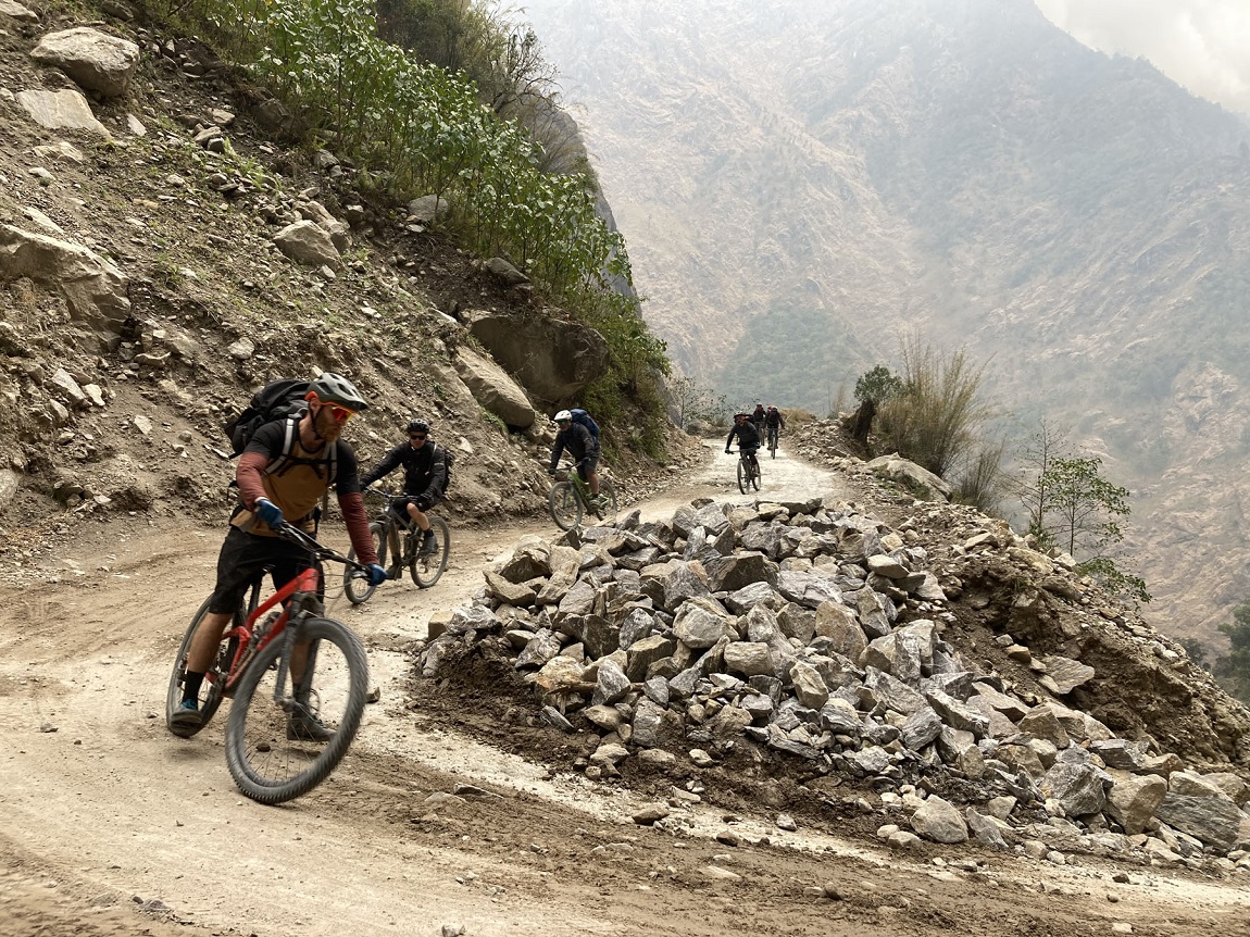 उपराष्ट्रपति नन्दबहादुर पुनको बिदाई गर्दै प्रधानमन्त्री पुष्पकमल दाहाल प्रचण्ड। तस्बिर:  नवीन पौडेल/रासस