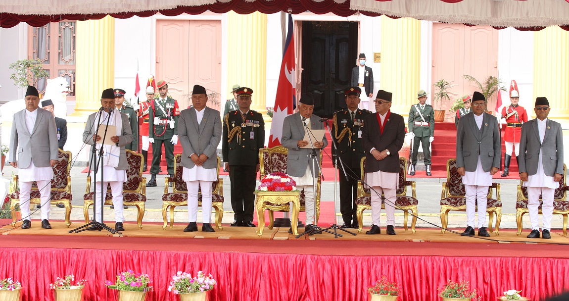 उपराष्ट्रपति नन्दबहादुर पुनको बिदाई गर्दै प्रधानमन्त्री पुष्पकमल दाहाल प्रचण्ड। तस्बिर:  नवीन पौडेल/रासस