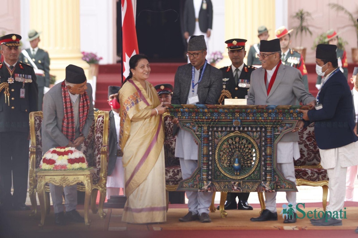 राष्ट्रपति विद्यादेवी भण्डारीको बिदाइको क्रममा प्रधानमन्त्री पुष्पकमल दाहाल प्रचण्डले मायाको चिनो दिँदै। तस्बिर: नवीनबाबु गुरूङ/सेतोपाटी