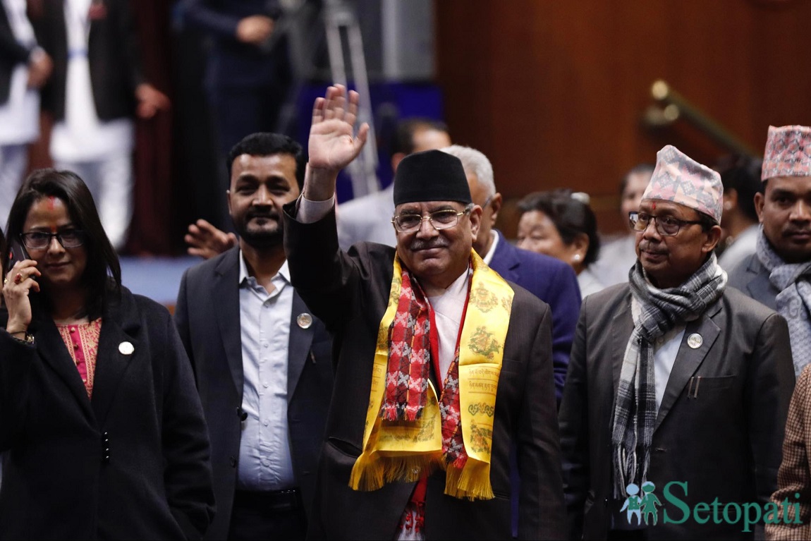 उपराष्ट्रपति नन्दबहादुर पुनको बिदाई गर्दै प्रधानमन्त्री पुष्पकमल दाहाल प्रचण्ड। तस्बिर:  नवीन पौडेल/रासस