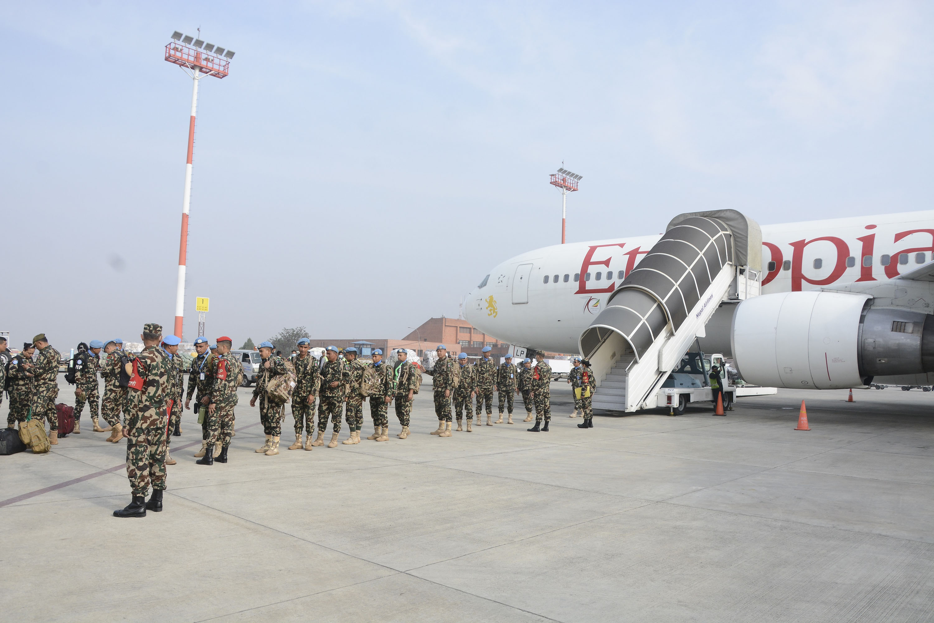 उपराष्ट्रपति नन्दबहादुर पुनको बिदाई गर्दै प्रधानमन्त्री पुष्पकमल दाहाल प्रचण्ड। तस्बिर:  नवीन पौडेल/रासस