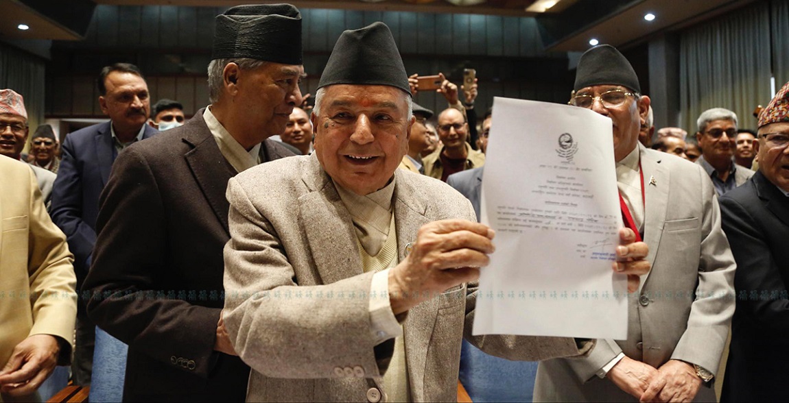 कांग्रेसका वरिष्ठ नेता रामचन्द्र पौडेललाई राष्ट्रपतिको साझा उम्मेदवार बनाउन संसद भवनको लोत्सेहलमा पुगेका प्रधानमन्त्री पुष्पकमल दाहाल प्रचण्ड र एकीकृत समाजवादी पार्टीका अध्यक्ष माधव नेपाल। तस्बिर: नवीनबाबु गुरूङ/सेतोपाटी