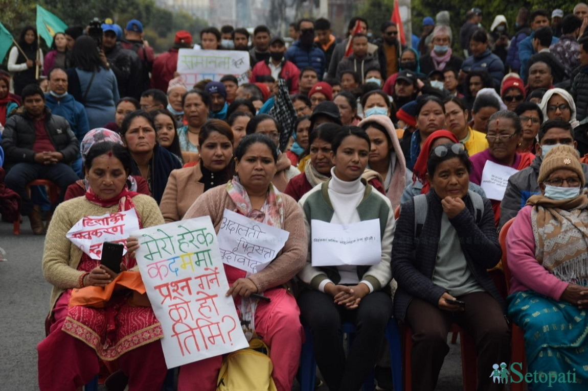 दाङको बंगलाचुली गाउँपालिका–३ का महिला जंगलबाट घाँसको भारी बोकेर घर फर्किंदै। आज त नारी दिवस हो नि? भन्ने प्रश्नमा आफूहरूलाई कुनै दिवसले नछोएको  उनीहरू बताउँछन्। तस्बिर: रञ्जिता अधिकारी/रासस