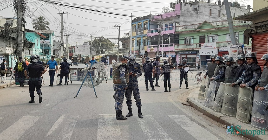 पाल्पा सदरमुकाम तानसेन बजारस्थित दरबार संग्रहालयको अगाडि ढाका कपडाका सामान बिक्रि गर्ने एउटा पसल। तानसेन घुम्ने पर्यटकहरु परिवार, आफन्त र इष्टमित्रका लागि यहाँ उत्पादित ढाका कपडाका सामानहरु किनेर लैजान्छन्। ढाकासँगै पाल्पाको करूवा पनि राम्रो कोसेलीका रुपमा स्थापित छ। तस्बिरः सेतोपाटी।