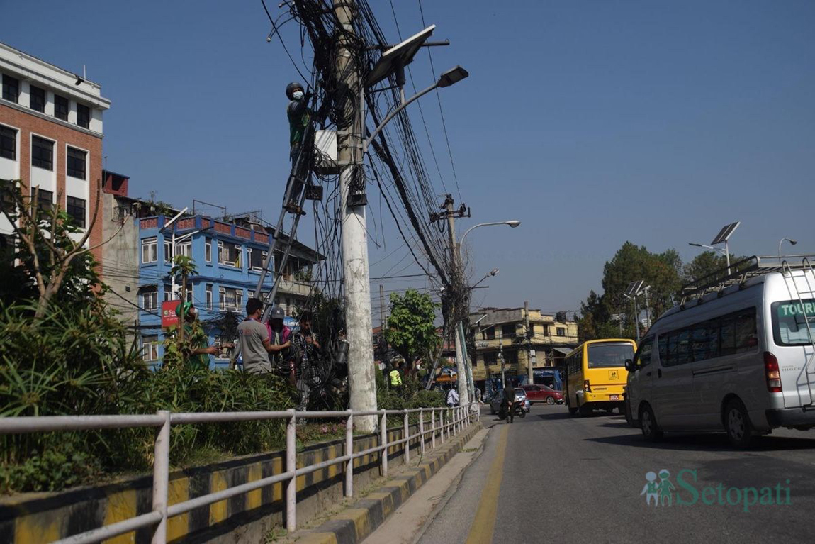 स्वतन्त्र सांसद अमरेशकुमार सिंहले सोमबारको संसद बैठकमै आफूले लगाएका लुगा खोलेका छन्।  बैठक सुरू हुनासाथ बोल्न नपाएपछि उनले आफूले लगाएका लुगा खोलेका हुन्। तस्बिर: निशा भण्डारी/सेतोपाटी