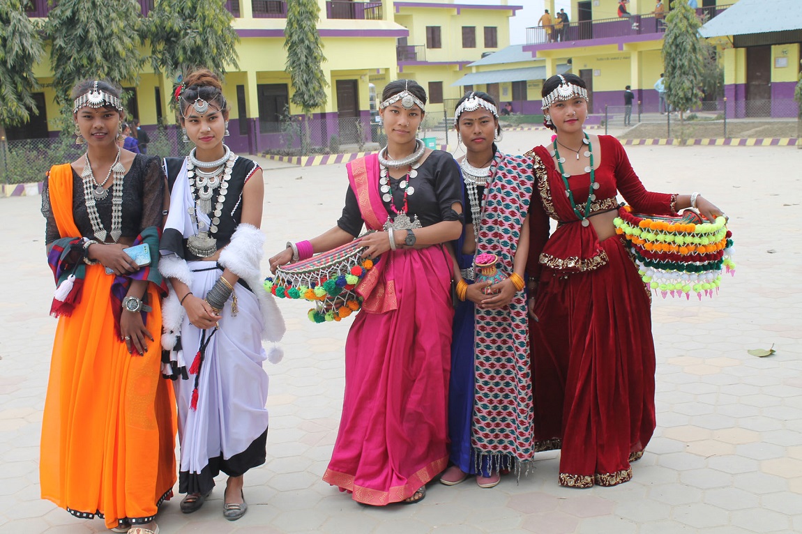 ललितपुरको कुपन्डोलमा साइकलको टायर गुडाउँदै बालबालिका। तस्बिरः नवीनबाबु गुरूङ/सेतोपाटी