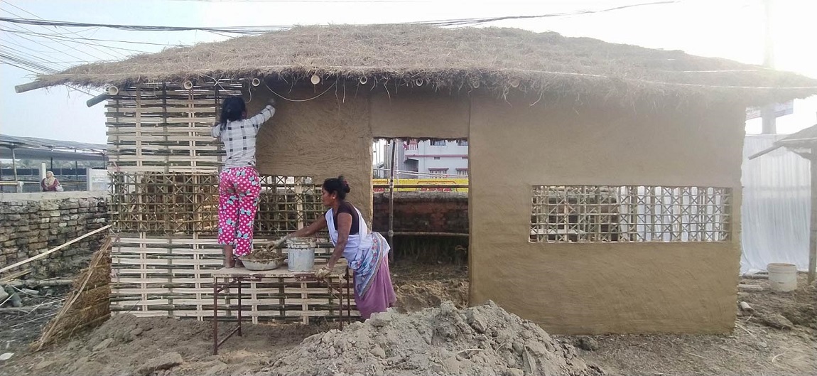 ललितपुरको कुपन्डोलमा साइकलको टायर गुडाउँदै बालबालिका। तस्बिरः नवीनबाबु गुरूङ/सेतोपाटी