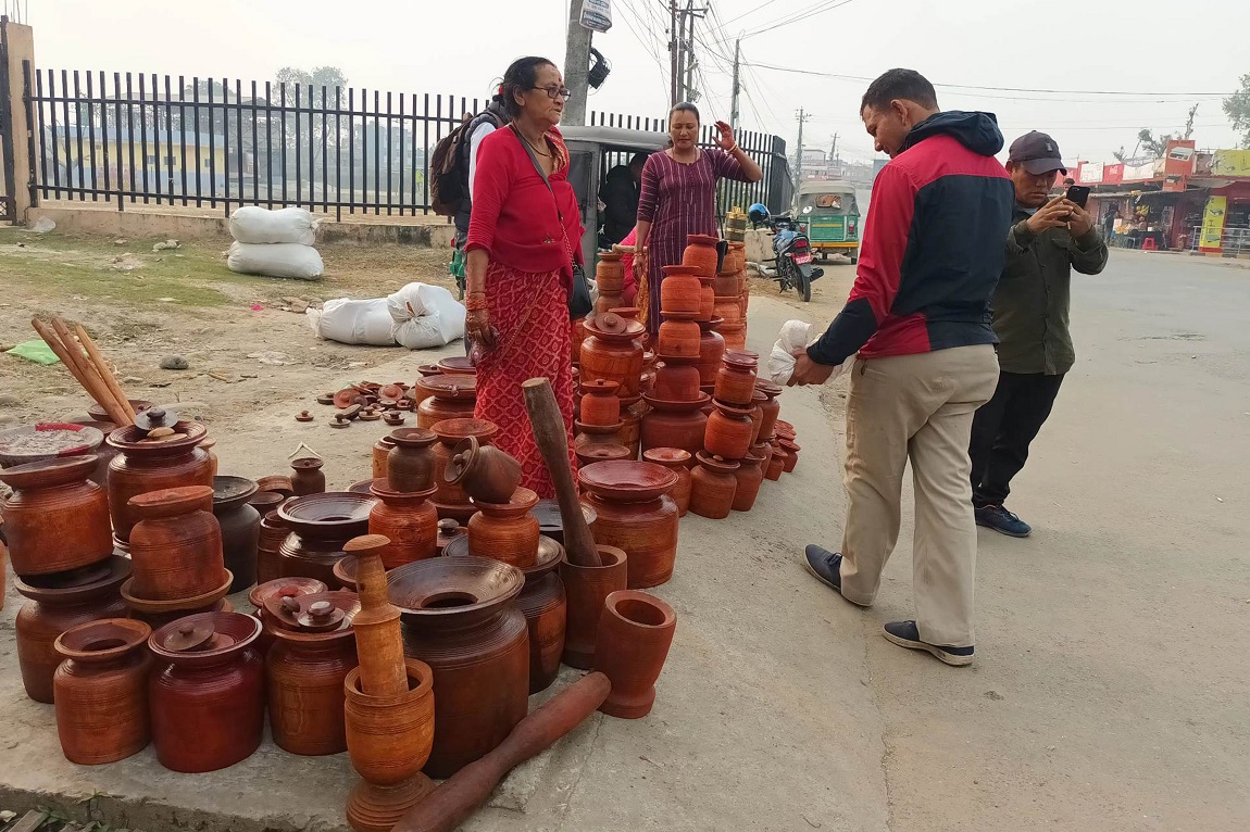 काठमाडौंको टुँडिखेलमा नेपाली सेनाले बनाएको भगवान शिवको प्रतिमा। शिवरात्रिको अवसरमा पर्ने सेना दिवस मनाउन सेनाले उक्त प्रतिमा बनाएको हो। सेनाले २६० औं सेना दिवस मनाउँदै छ। तस्वीर: नवीनबाबु गुरूङ/सेतोपाटी