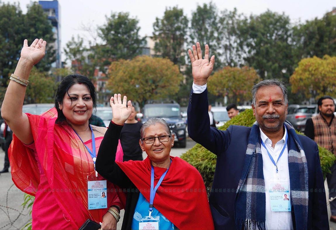 शुक्रबार नयाँ बानेश्वरको संसद भवन बाहिर उपराष्ट्रपतिका उम्मेदवार रामसहाय प्रसाद यादवसँग फोटो खिचाउँदै सांसद। तस्बिर: नवीनबाबु गुरूङ