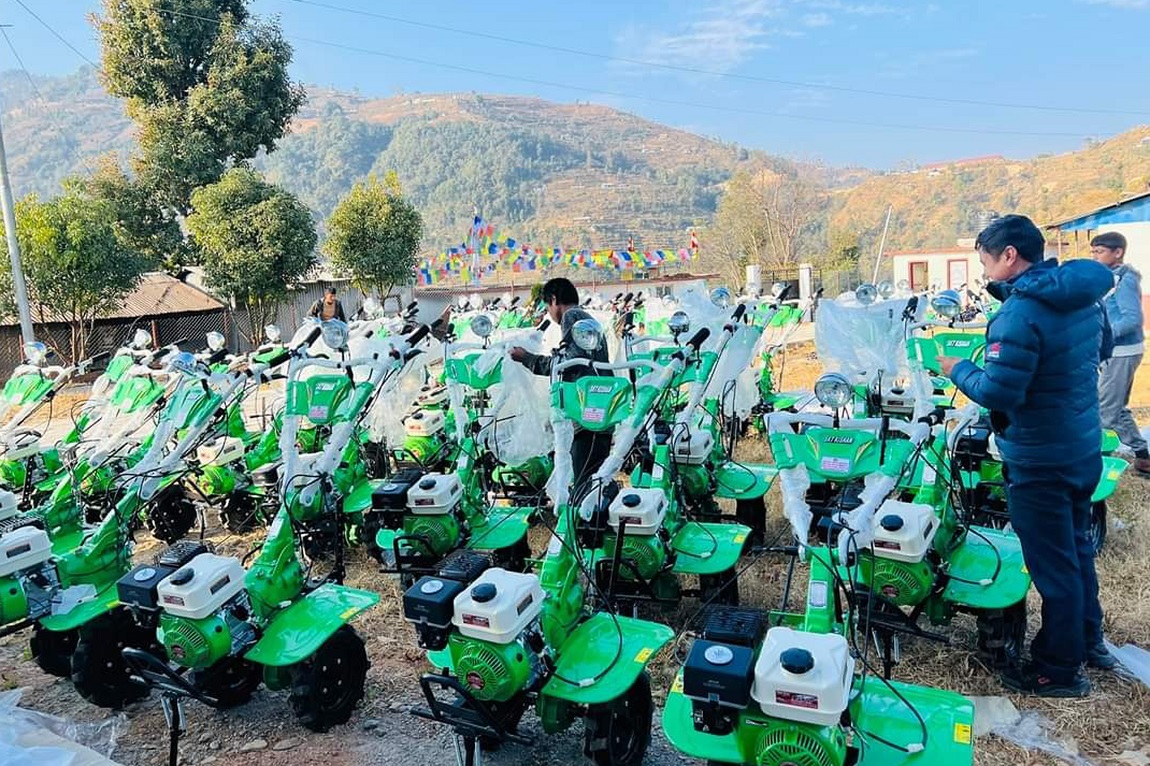 काठमाडौंको नयाँ बानेश्वरमा मंगलबार आफैंमाथि आगो लगाएका इलामका प्रेमप्रसाद आचार्यलाई न्याय माग गर्दै प्रदर्शन भएको छ। आचार्यको जस्तो अवस्था फेरि नआओस् भनेर प्रदर्शन गरेको प्रदर्शनमा पुगेकाहरूले बताएका छन्।