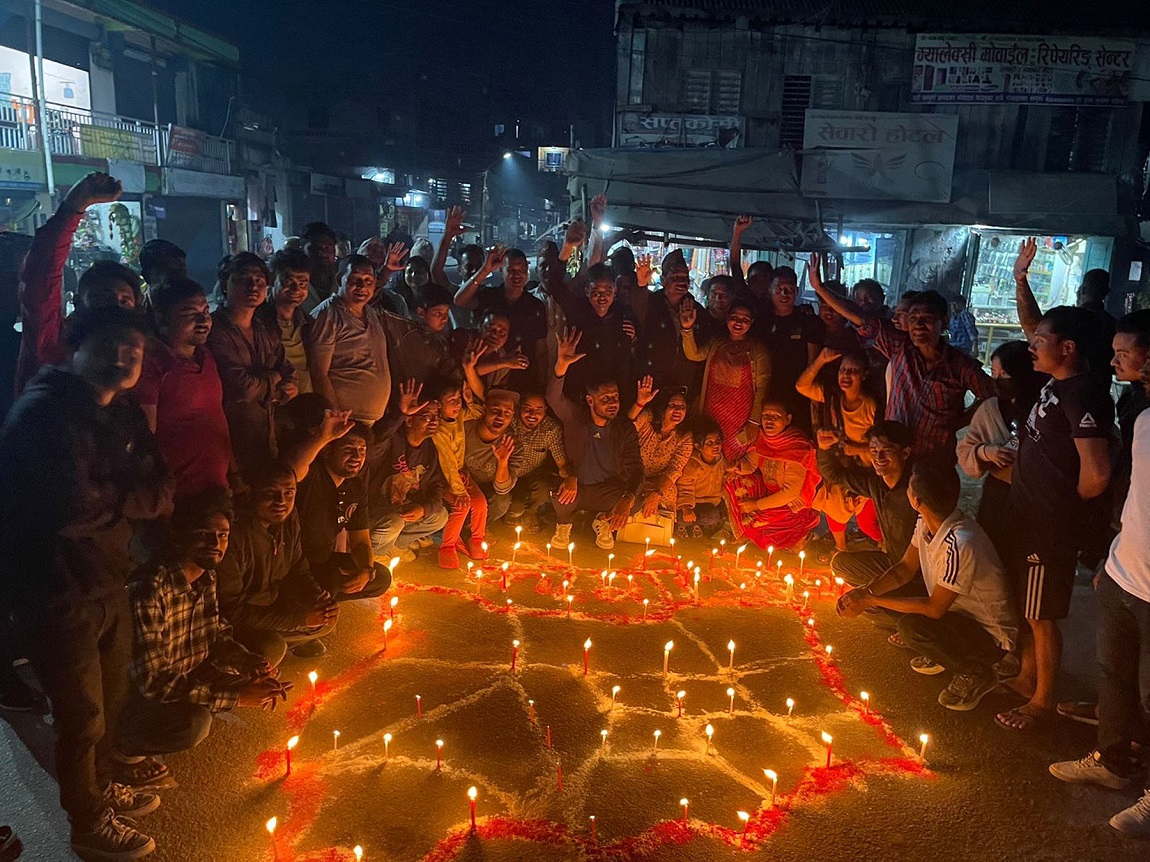 बुद्ध जन्मभूमि लुम्बिनीमा कास्कीको भुर्जुङ खोला क्षेत्रबाट आएका नेपाली पर्यटकहरू विश्व शान्ति स्तुप परिसरमा सामूहिक तस्बिर खिचाउँदै। लुम्बिनी आन्तरिक पर्यटकको रोजाइमा परेको उत्कृष्ठ पावन भूमि हो। तस्बिरः सेतोपाटी ।