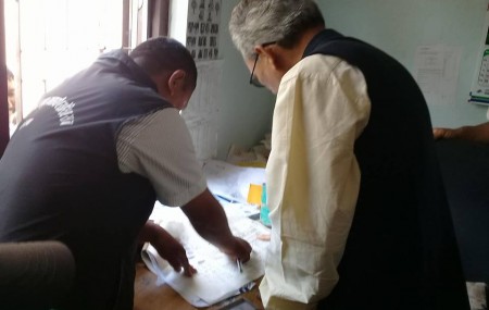 मालपोत कार्यालयमा छोरीको नाममा जग्गा नामसारी गर्दै पूर्वप्रधानमन्त्री भट्टराई। तस्बिर सौजन्य : ज्योति कोइराला