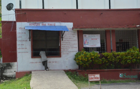 लुम्बिनी अञ्चल अस्पताल परिसरमा रहेको आर्थिक समस्याका कारण उपचार गर्न नसक्नेलाई अस्पतालबाटै निःशुल्क औषधि उपलब्ध गराउने सामाजिक सेवा ईकाई। तस्बिरः भगवती