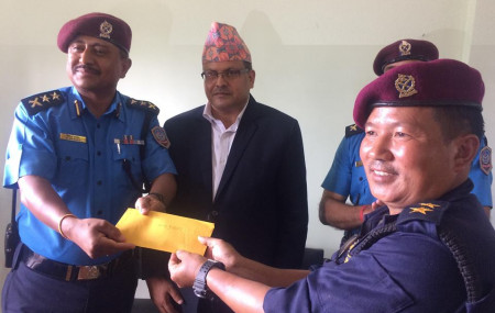 दश किलोग्राम अबैध सुन समातेका प्रहरी नायब निरीक्षक तुलबहादुर सेनलाई पुरस्कृत गरिँदै। फोटो: दरौंदीडटकम