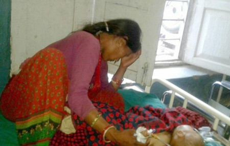 अछाममा उपचारका क्रममा बालक। तस्बिर: धनराज साउद