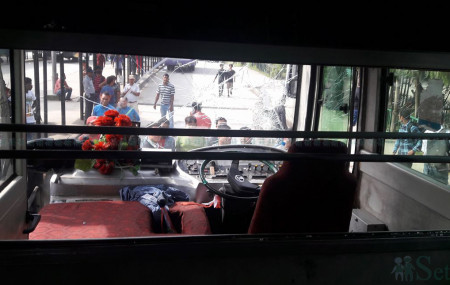 ढुंगाले अगाडिको सिसा फुटेको गाडी। तस्बिर : नारायण खड्का/ सेतोपाटी