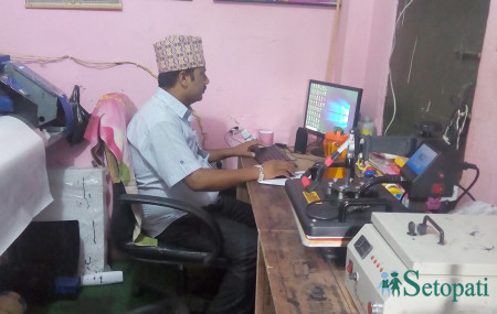 प्रेसमा काम गर्दै विकास। तस्बिर: बिनोद/सेतोपाटी