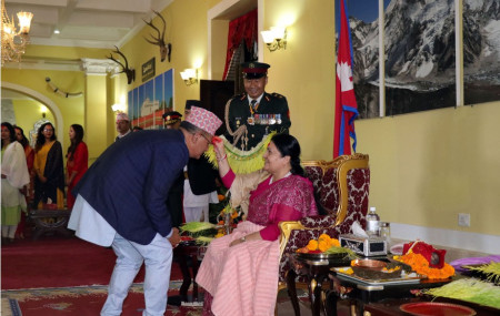 राष्ट्रपति विद्यादेवी भण्डारी विजया दशमीमा शितल निवासमा शुक्रबार प्रधान सेनापति पूर्णचन्द्र थापा लाई टीका लगाईदिँदै । तस्वीर: नवीन पौडेल/रासस