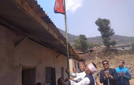 जुनिचाँदे गाउँपालिकाको केन्द्रको तोकिएको स्थानमा झन्डा गाडिँदै। तस्बिर: रेशमबहादुर खड्काको फेसबुकबाट