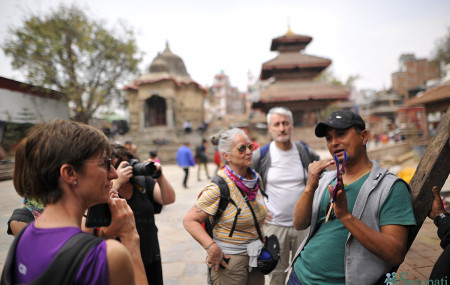 बसन्तपुरमा विदेशी पर्यटक। तस्बिरः नारायण महर्जन