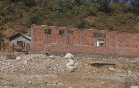 झुप्रा खोला किनारको वादी बस्तीमा बन्दै गरेको चर्च। तस्बिर: दिपकजंग शाही/सेतोपाटी